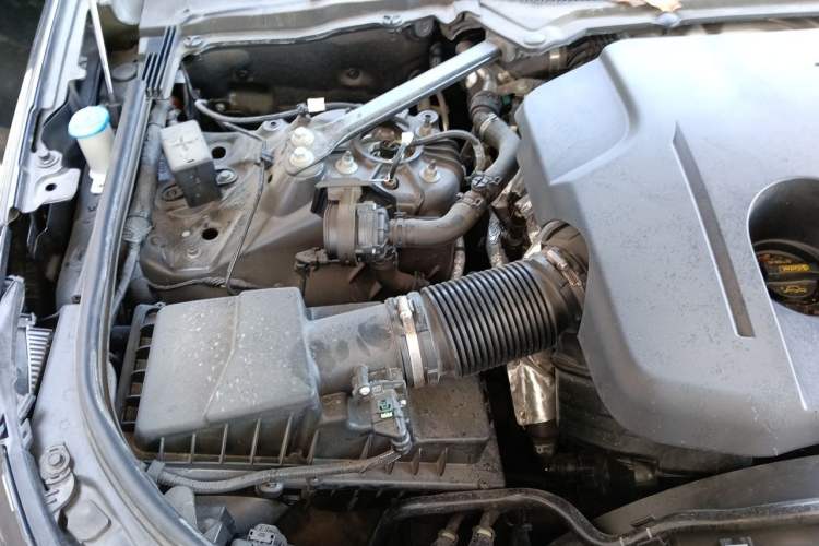 Used Land Rover Discovery 2024 360 PS S Engine Bay Right