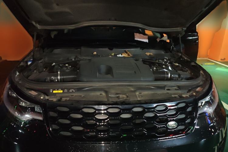 Used Land Rover Discovery 2024 360 PS Dynamic SE Engine Bay