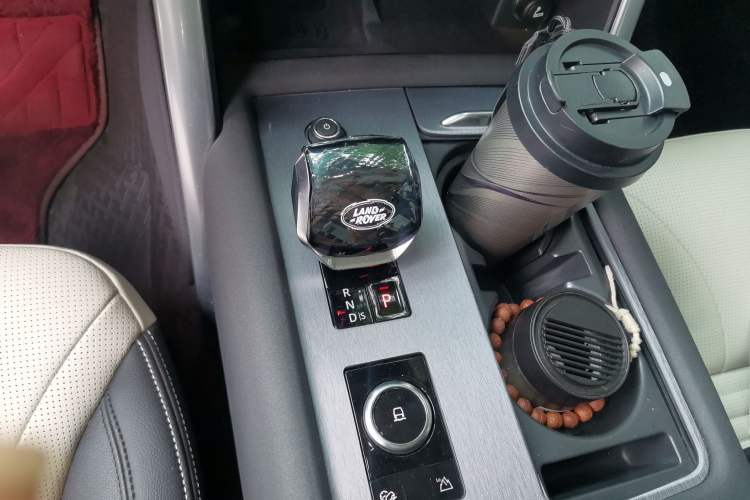Used Land Rover Discovery 2024 360 PS Dynamic SE Gear Lever