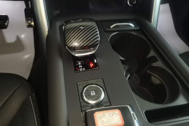 Used Land Rover Discovery 2024 360 PS Dynamic SE Gear Lever