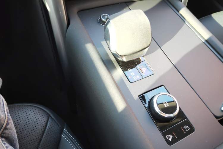 Used Land Rover Discovery 2024 360 PS Dynamic SE Gear Lever