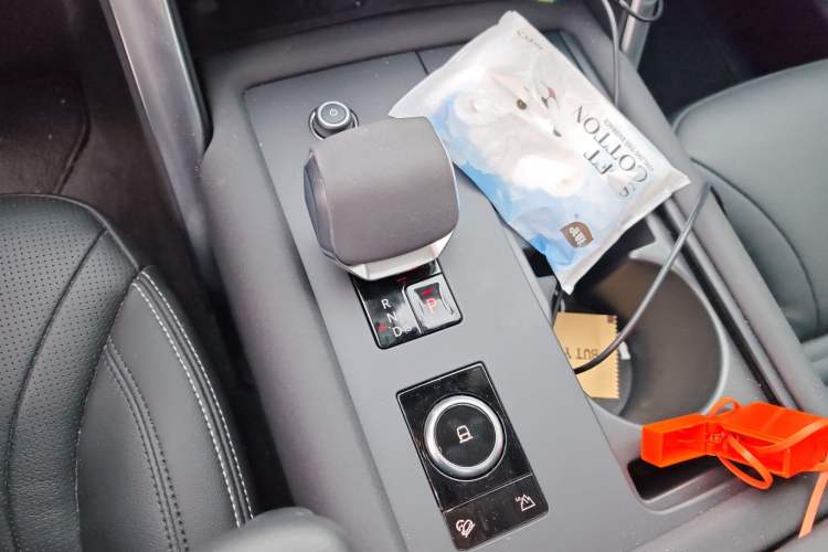 Used Land Rover Discovery 2024 360 PS Dynamic SE Gear Lever