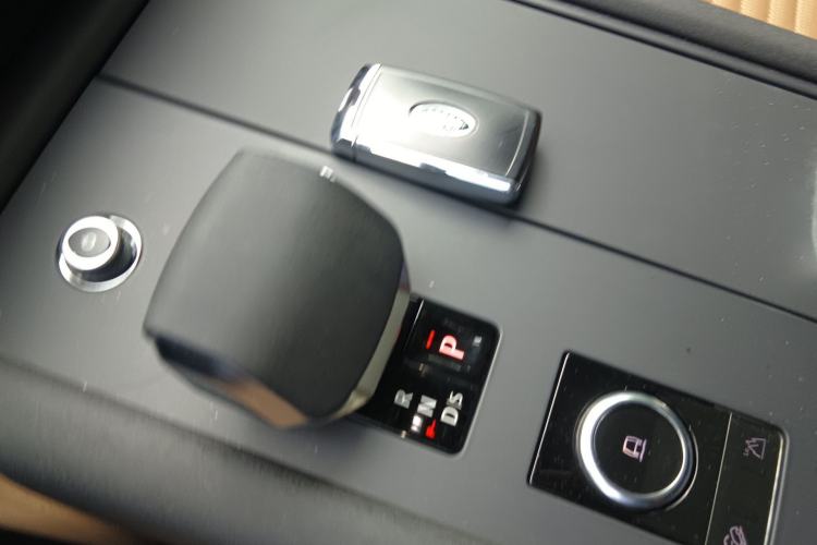 Used Land Rover Discovery 2024 360 PS Dynamic HSE Gear Lever