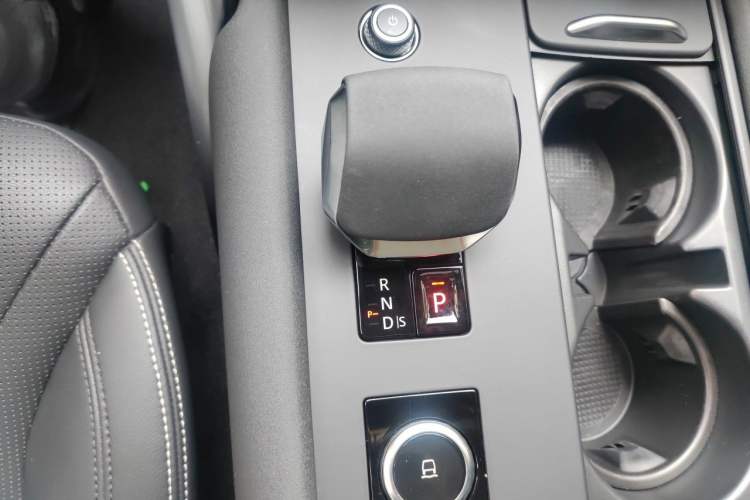 Used Land Rover Discovery 2024 360 PS Dynamic SE Gear Lever