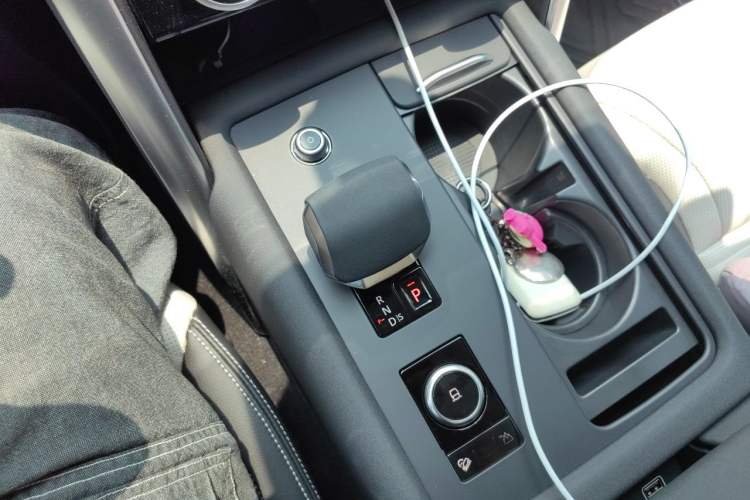 Used Land Rover Discovery 2024 360 PS Dynamic SE Gear Lever