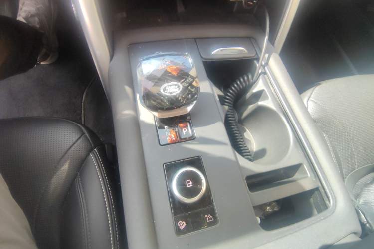Used Land Rover Discovery 2024 360 PS Dynamic SE Gear Lever