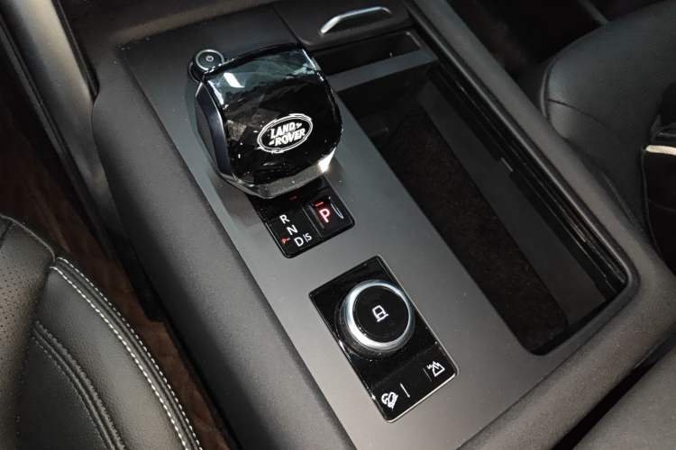 Used Land Rover Discovery 2024 360 PS Dynamic SE Gear Lever