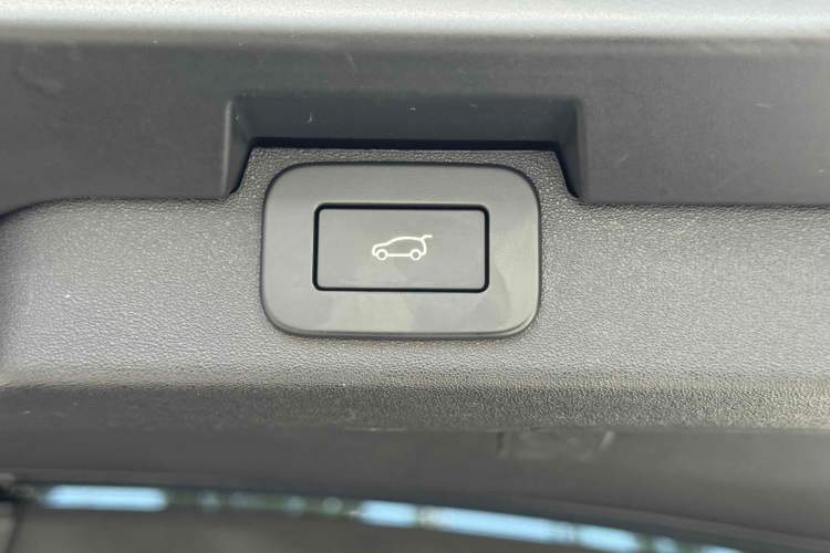 Used Land Rover Discovery 2024 360 PS S Interior 1