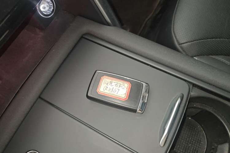Used Land Rover Discovery 2024 360 PS Dynamic SE Interior 1