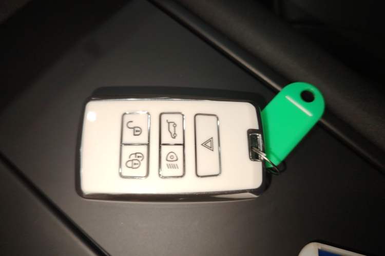 Used Land Rover Discovery 2024 360 PS Dynamic SE Interior 1