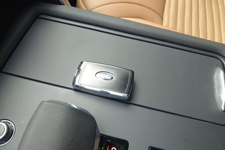 Used Land Rover Discovery 2024 360 PS Dynamic HSE Interior 1