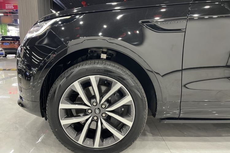 Used Land Rover Discovery 2024 360 PS Dynamic SE Interior 11