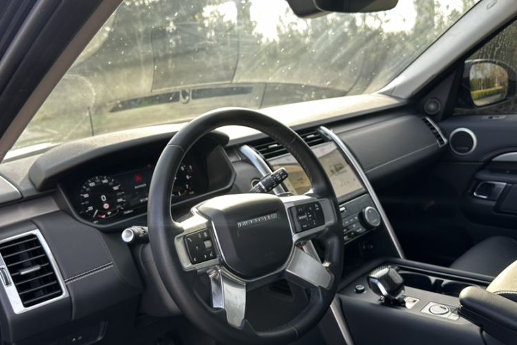 Used Land Rover Discovery 2024 360 PS Dynamic SE Interior 2