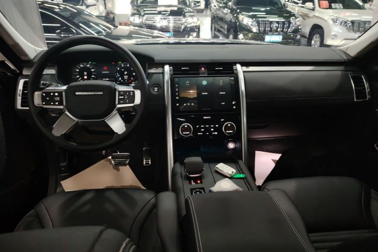 Used Land Rover Discovery 2024 360 PS Dynamic SE Interior 2