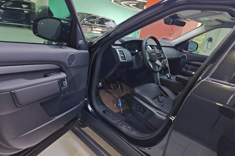 Used Land Rover Discovery 2024 360 PS Dynamic SE Interior 3