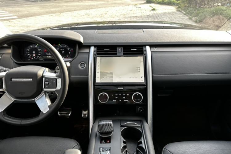 Used Land Rover Discovery 2024 360 PS Dynamic SE Interior 4