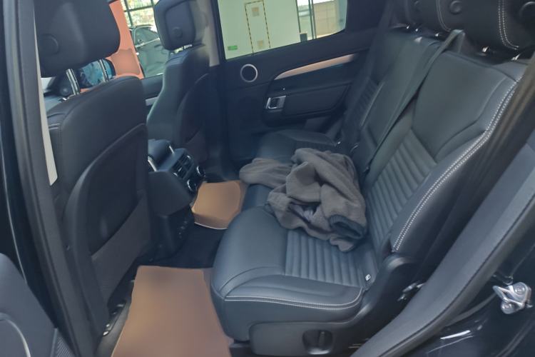 Used Land Rover Discovery 2024 360 PS Dynamic SE Interior 4
