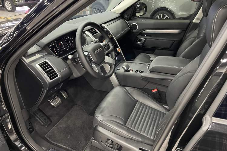 Used Land Rover Discovery 2024 360 PS Dynamic SE Interior 5