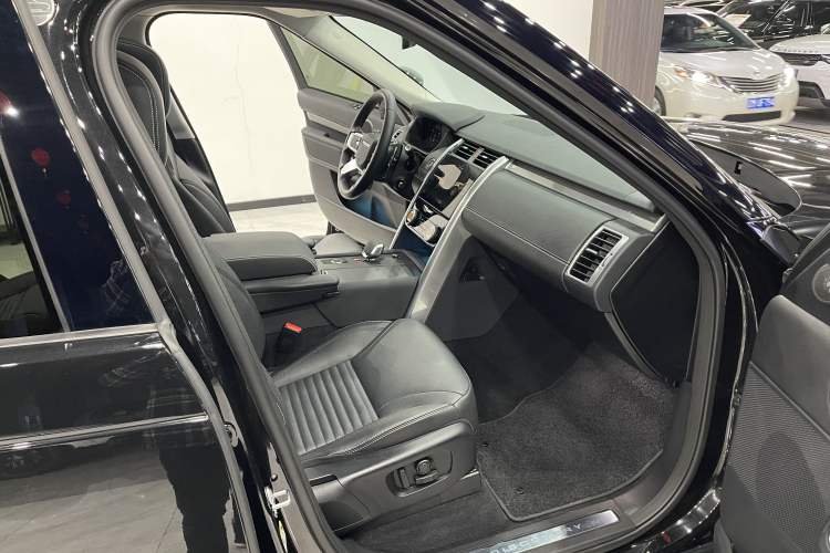 Used Land Rover Discovery 2024 360 PS Dynamic SE Interior 7