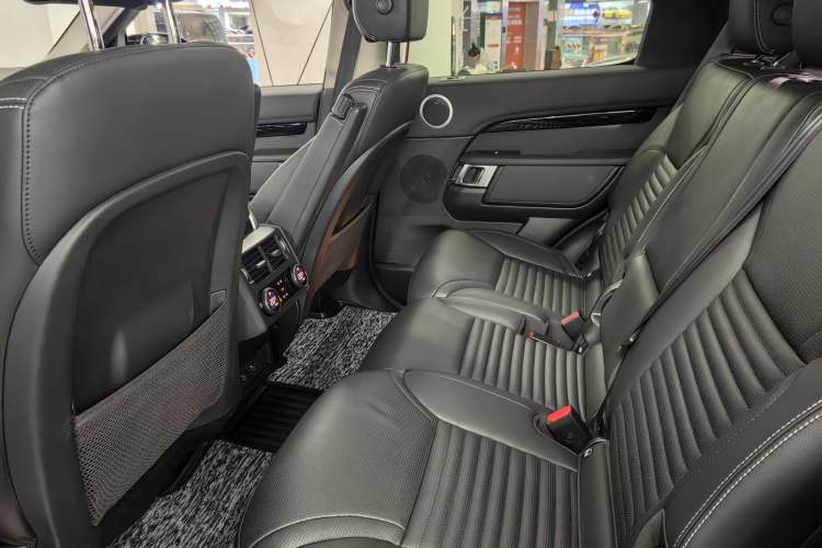 Used Land Rover Discovery 2024 360 PS S Interior 8