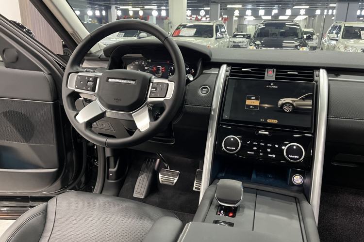 Used Land Rover Discovery 2024 360 PS Dynamic SE Interior 9