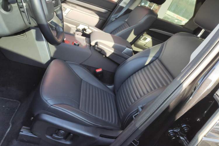 Used Land Rover Discovery 2024 360 PS Dynamic SE Left Front Seat