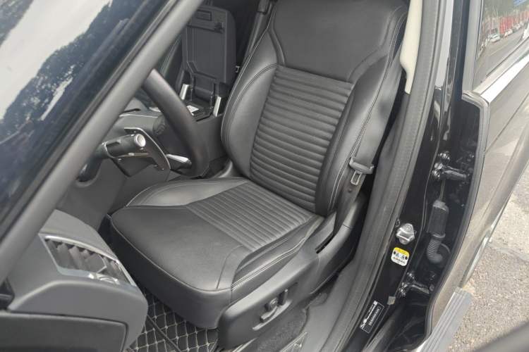 Used Land Rover Discovery 2024 360 PS S Left Front Seat