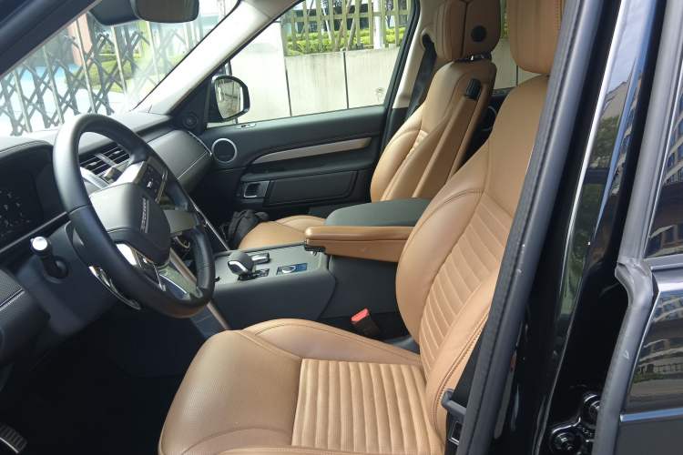 Used Land Rover Discovery 2024 360 PS Dynamic HSE Left Front Seat