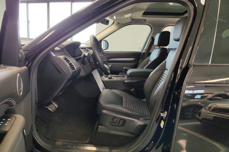 Used Land Rover Discovery 2024 360 PS Dynamic SE Left Front Seat