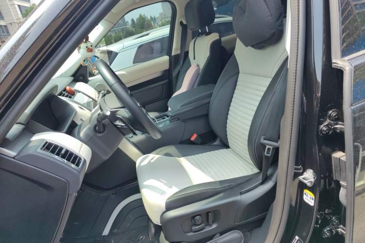 Used Land Rover Discovery 2024 360 PS Dynamic SE Left Front Seat