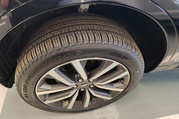 Used Land Rover Discovery 2024 360 PS Dynamic SE Left Front Wheel Hub
