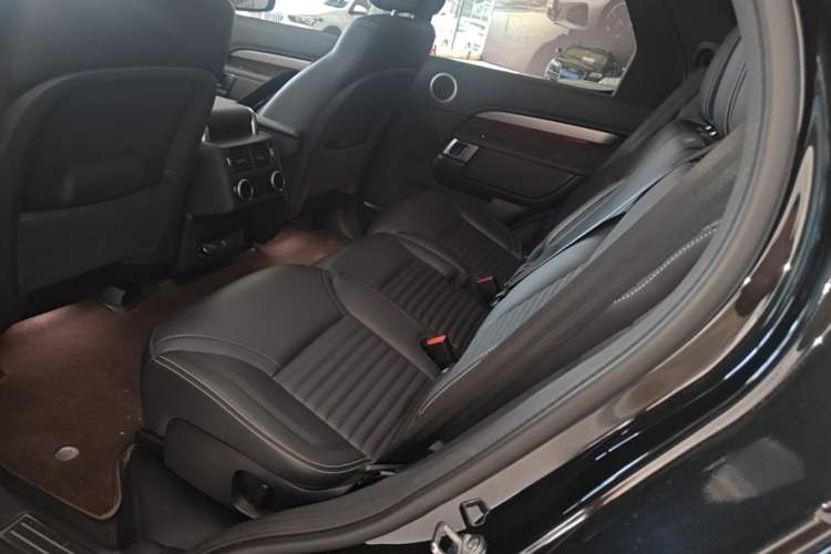 Used Land Rover Discovery 2024 360 PS Dynamic SE Left Rear Seat