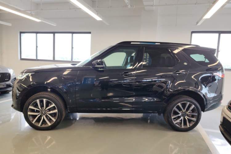 Used Land Rover Discovery 2024 360 PS Dynamic SE Left Side