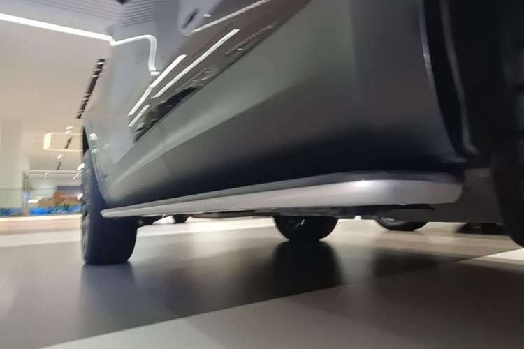 Used Land Rover Discovery 2024 360 PS S Left Side Sill