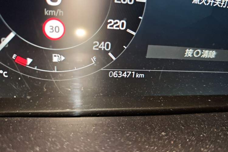 Used Land Rover Discovery 2024 360 PS Dynamic SE Odometer Close Up