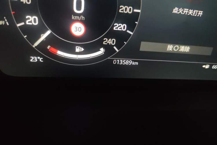 Used Land Rover Discovery 2024 300PS S Odometer Close Up