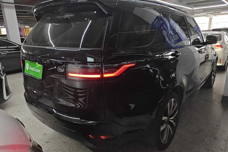 Used Land Rover Discovery 2024 360 PS Dynamic SE Rear Right 45 Deg