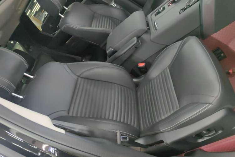 Used Land Rover Discovery 2024 360 PS S Right Front Seat