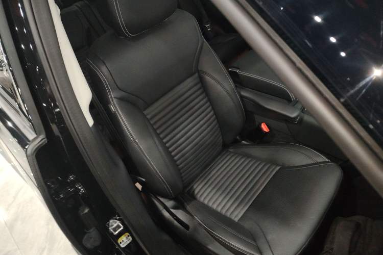 Used Land Rover Discovery 2024 360 PS Dynamic SE Right Front Seat