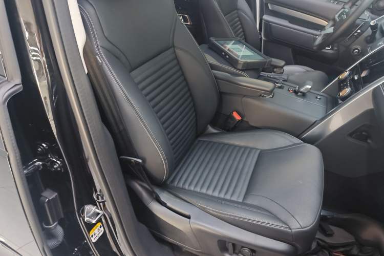 Used Land Rover Discovery 2024 360 PS Dynamic SE Right Front Seat
