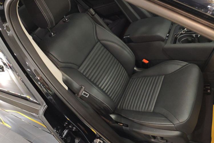Used Land Rover Discovery 2024 360 PS S Right Front Seat