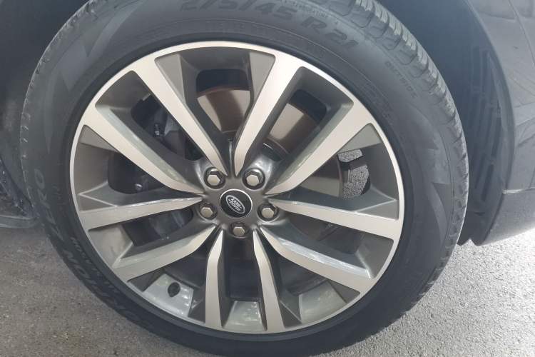 Used Land Rover Discovery 2024 360 PS Dynamic SE Right Front Wheel Hub