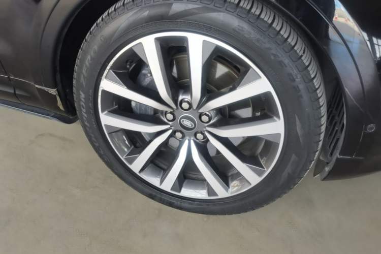 Used Land Rover Discovery 2024 360 PS Dynamic SE Right Front Wheel Hub