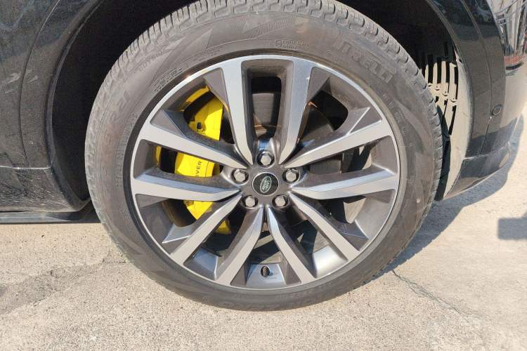 Used Land Rover Discovery 2024 360 PS Dynamic SE Right Front Wheel Hub