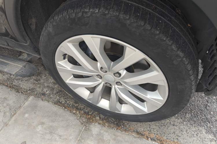 Used Land Rover Discovery 2024 360 PS S Right Front Wheel Hub