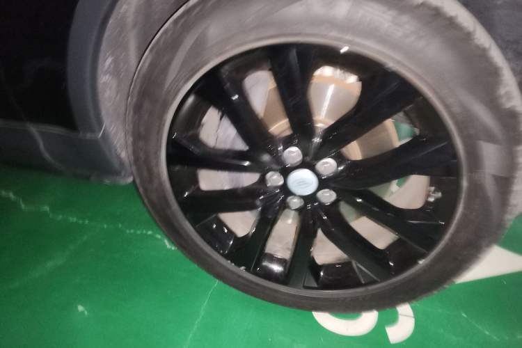 Used Land Rover Discovery 2024 360 PS S Right Front Wheel Hub