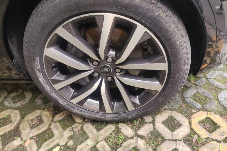 Used Land Rover Discovery 2024 360 PS Dynamic SE Right Front Wheel Hub