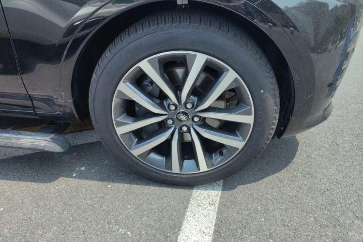 Used Land Rover Discovery 2024 360 PS Dynamic SE Right Front Wheel Hub