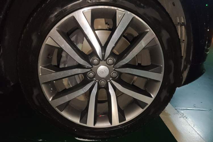 Used Land Rover Discovery 2024 360 PS Dynamic SE Right Front Wheel Hub