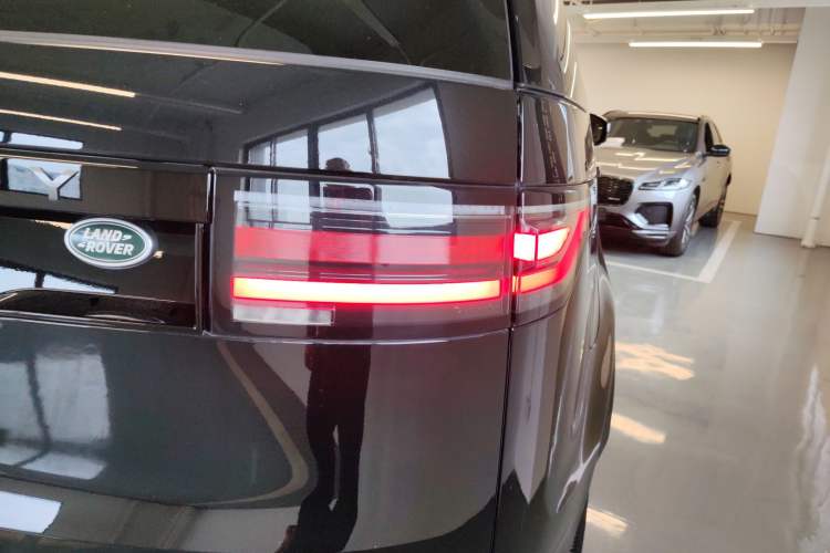 Used Land Rover Discovery 2024 360 PS Dynamic SE Right Rear Taillight